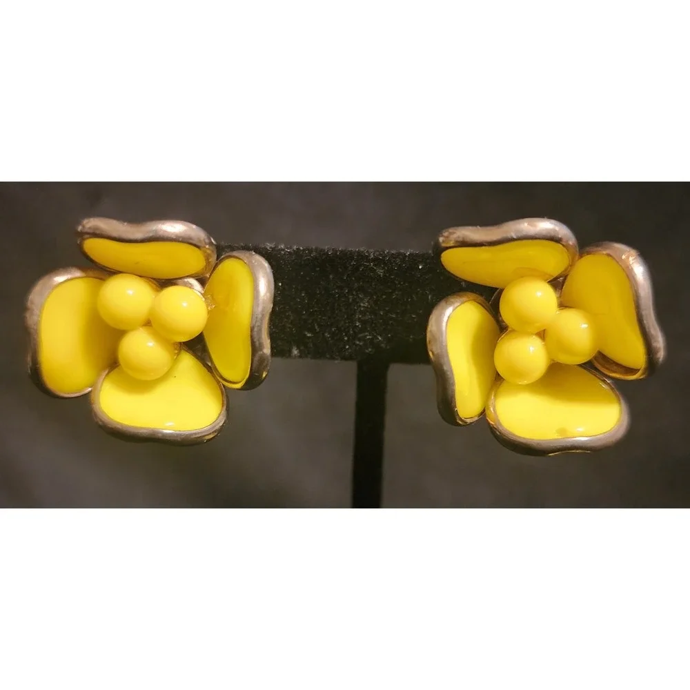 VTG Yellow Floral Enamel Brooch and Clip On Earrings Set Spring Summer Easter